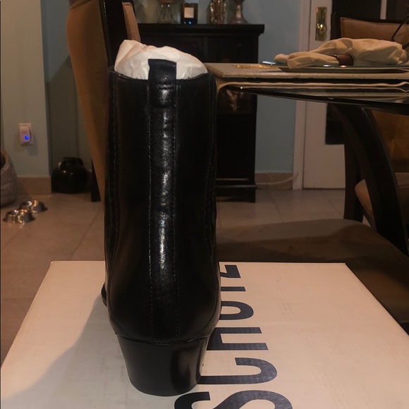 Schutz Luccyen cap toe bootie. BRAND NEW - Picture 4 of 6